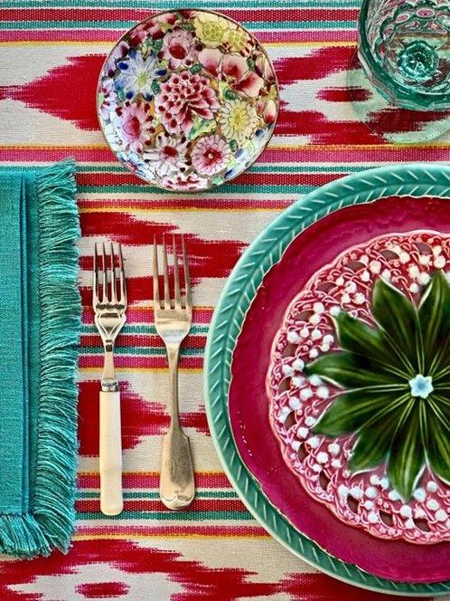 Mantel met ikat-strepen in fuchsiatint voor grote tafels., Antiek en Kunst, Kunst | Designobjecten