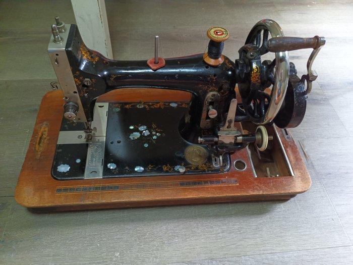 Victoria Naaimachine - Staal, Antiek en Kunst, Kunst | Designobjecten