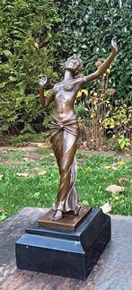 naar f.paris - sculptuur, danseres in oosterse danskleding -