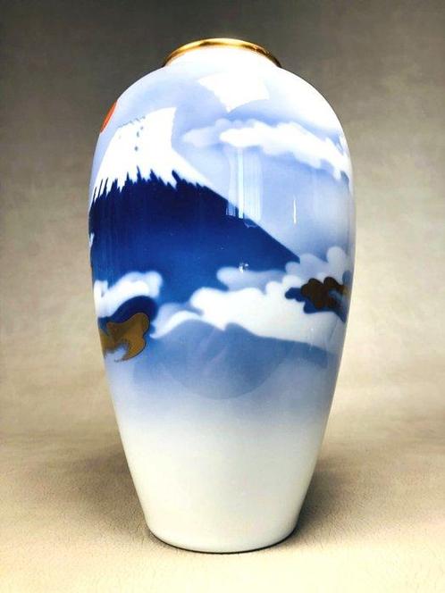 Mooie vaas met een groot schilderij van Mt. Fuji door, Antiek en Kunst, Antiek | Overige Antiek