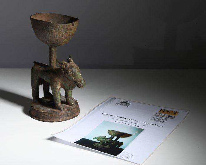 Ceremoniële beker op support dierfiguur, gemaakt van brons, Antiek en Kunst, Kunst | Niet-Westerse kunst