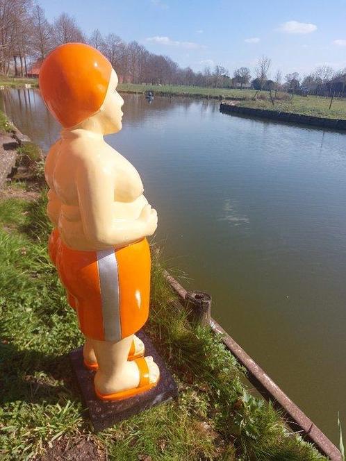 Beeld, old fat man in swimming orange shorts - 80 cm -, Antiek en Kunst, Curiosa en Brocante
