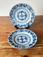 Bord (2) - Porselein - Met als decor een kruis, Antiek en Kunst