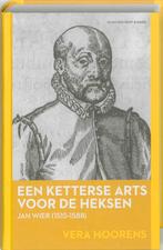 Een ketterse arts voor de heksen 9789035133778 Vera Hoorens, Boeken, Verzenden, Gelezen, Vera Hoorens