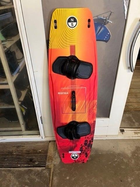 2025 North Prime TT Board 141x42cm Flex TT Bindings L/XL, Watersport en Boten, Kitesurfen, Binding, Gebruikt, Ophalen of Verzenden