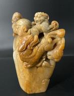 Leeuwen op een rots met een fenix - speksteen - China - Qing