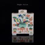 Een grote (H16,1 cm) Chinese famille verte Honderd Antiek