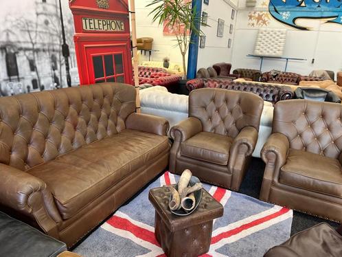TOPDEAL  Bruin Leren 3 Zits Chesterfield Bank + 2 Fauteuils, Huis en Inrichting, Banken | Complete zithoeken, Zo goed als nieuw