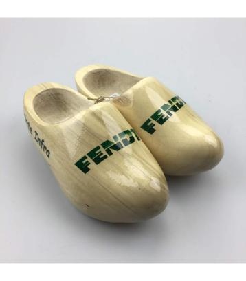 Houten klompen met logo van trekker beschikbaar voor biedingen