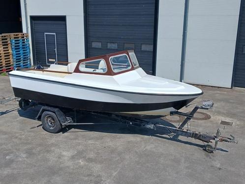 Kajuit boot met buitenboord motor en trailer, Watersport en Boten, Motorboten en Motorjachten