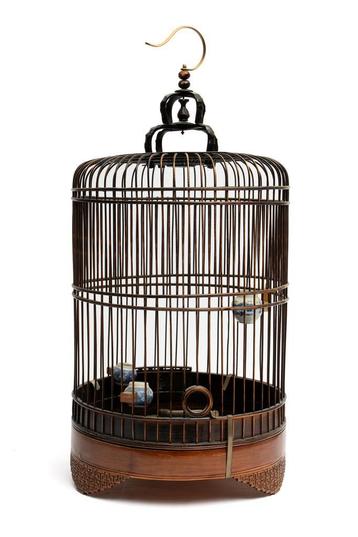 Chinese houten vogelkooi met porseleinen voederbakjes beschikbaar voor biedingen