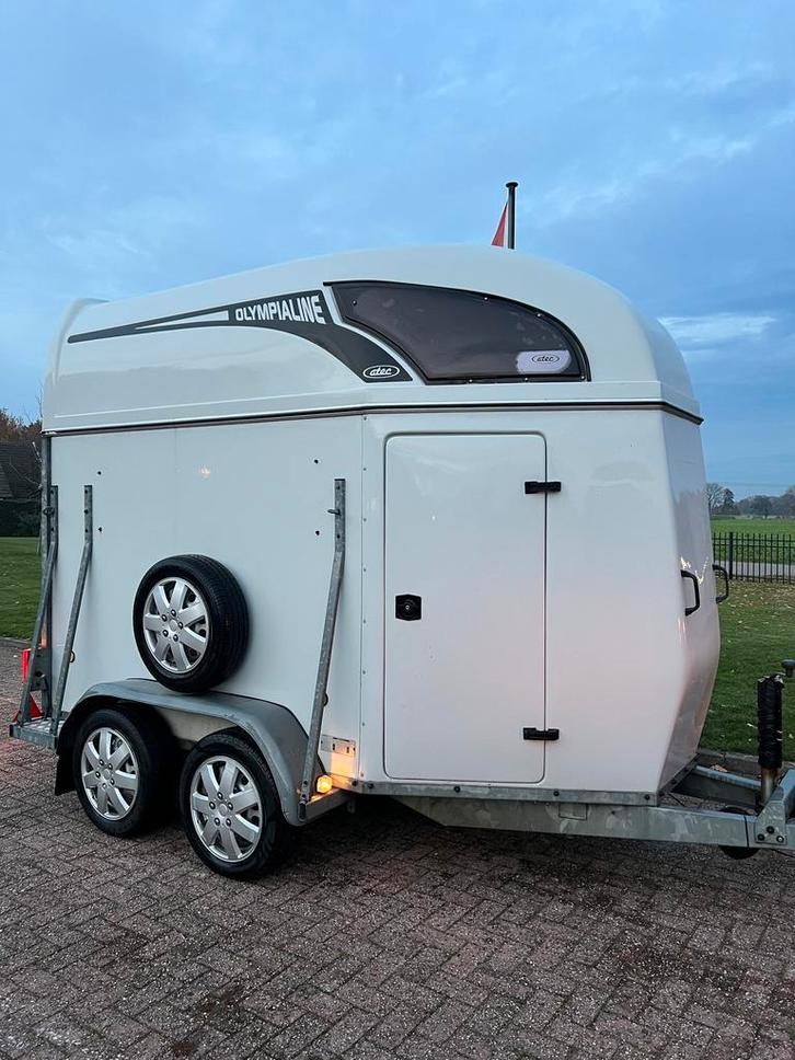 Oerdegelijke polyester Atec 2-paards met zadelkamer!, Dieren en Toebehoren, Paarden en Pony's | Trailers en Aanhangwagens, 2-paards trailer