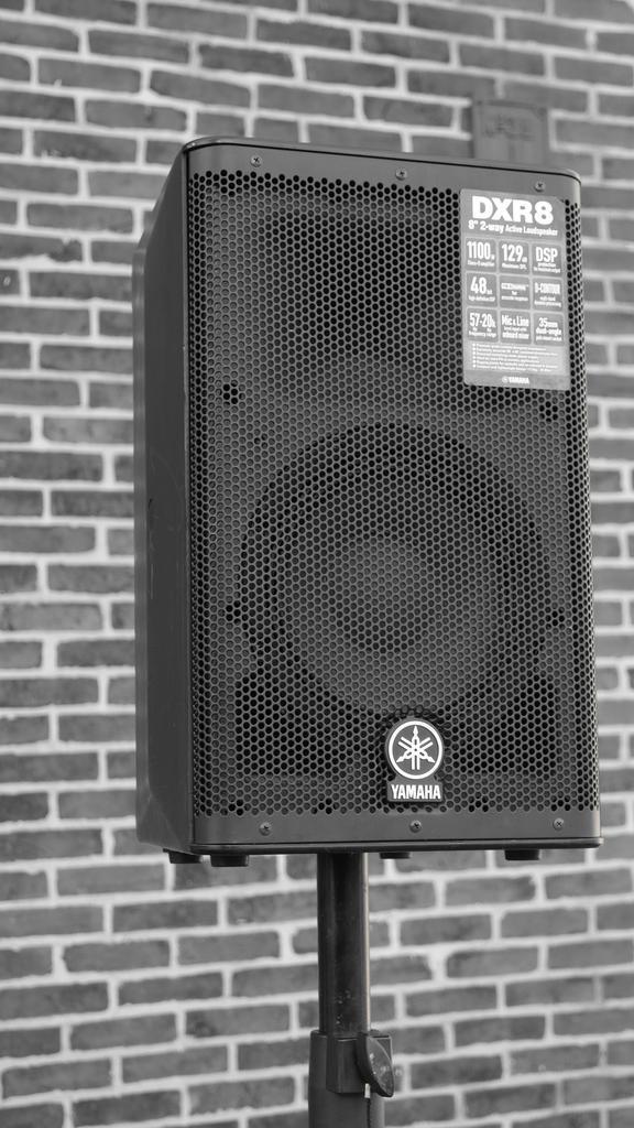 Yamaha DXR8 speakers PA Set  met DJ set huren, Audio, Tv en Foto, Professionele Audio-, Tv- en Video-apparatuur, Audio, Zo goed als nieuw