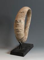 Taíno Steen Belangrijk en groot figuratief juk. 33 cm hoog.