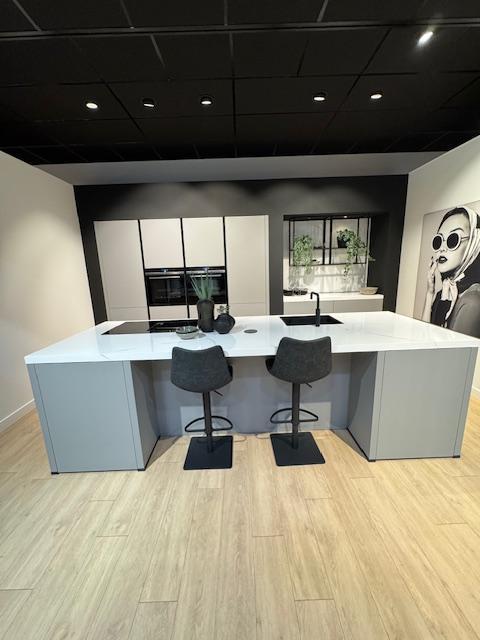 Trakken keuken met eiland en bar!, Huis en Inrichting, Keuken | Complete keukens, Composiet, Greeploos, Met kookeiland, Grijs