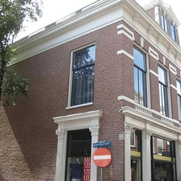 Eengezinswoning met balkon en nette badkamer beschikbaar voor biedingen