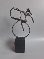 Artihove - Corry Ammerlaan - sculptuur, Vrouw met linten -