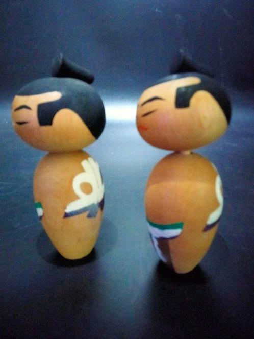 Beeldje, leuke kokeshi set van twee sumo worstelaars - 15 cm, Antiek en Kunst, Curiosa en Brocante