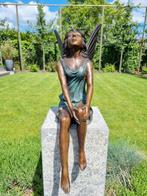 sculptuur, A seated garden fairy - 55 cm - Brons