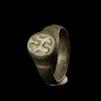 Viking periode Brons Ring met Fafnir-draken  (Zonder