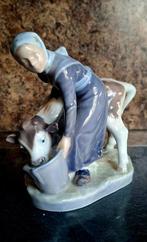 Royal Copenhagen - Beeldje - Milkmaid feeding calf -