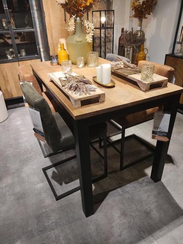 Industriële bartafel Mesola van mangohout beschikbaar voor biedingen
