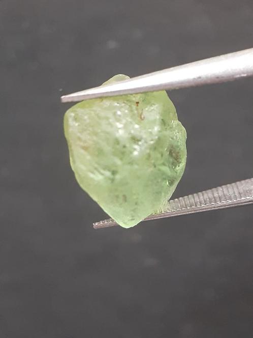 Natural Green Peridot - 6.333 ct - rough gemstone - for face, Sieraden, Tassen en Uiterlijk, Edelstenen, Nieuw