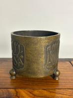 Een zeldzame Chinese bronzen cilindrische driepoot