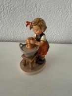Hummel - M.I. Hummel - Figuur - Mädchen badet Puppe - TMK6 -, Antiek en Kunst, Curiosa en Brocante