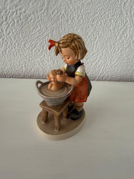 Hummel - M.I. Hummel - Figuur - Mädchen badet Puppe - TMK6 -, Antiek en Kunst, Curiosa en Brocante