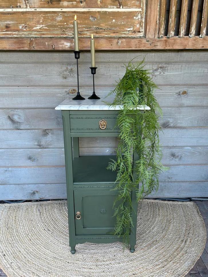 Kastje met marmeren blad, Huis en Inrichting, Slaapkamer | Nachtkastjes, Gebruikt, Minder dan 45 cm, Hout, 70 cm of meer, Verzenden