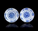 Een paar Chinese blauw-witte Floral borden - Porselein -, Antiek en Kunst