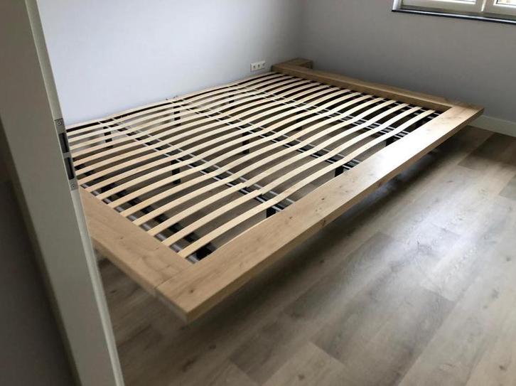 Een uniek handgemaakte zwevend bed van eikenhout., Huis en Inrichting, Slaapkamer | Bedden, Nieuw, Tweepersoons, Verzenden