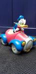 Disney - Beeld - Donald Duck in zijn rode autootje