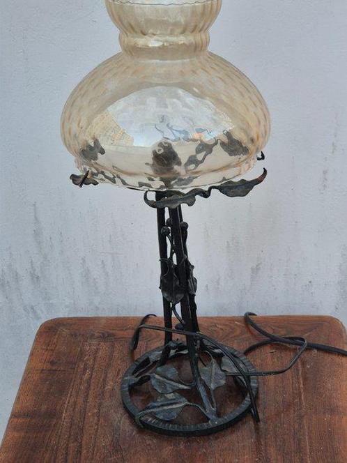 Tafellamp - Glas, IJzer - Oude smeedijzeren lamp, Antiek en Kunst, Curiosa en Brocante