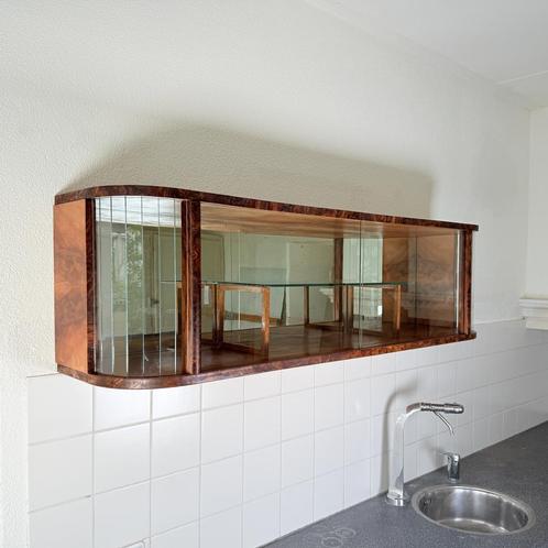 Art deco hangvitrine “Sarah” met glazen schap, Huis en Inrichting, Kasten | Vitrinekasten, 25 tot 50 cm, Met deur(en), Met plank(en)