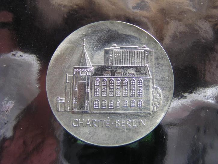 Ddr 10 Mark 1986 Cahrité Berlin zilver, Postzegels en Munten, Munten | Europa | Niet-Euromunten, Verzenden
