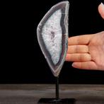 Natuurlijke geodeplak met amethistkristallen – geplaatst op