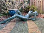 Bronzen liggende vrouw - Tuinbeeld - 129x35x30cm - 21 Kg, Tuin en Terras, Tuinbeelden, Verzenden, Nieuw, Metaal, Mensenbeeld