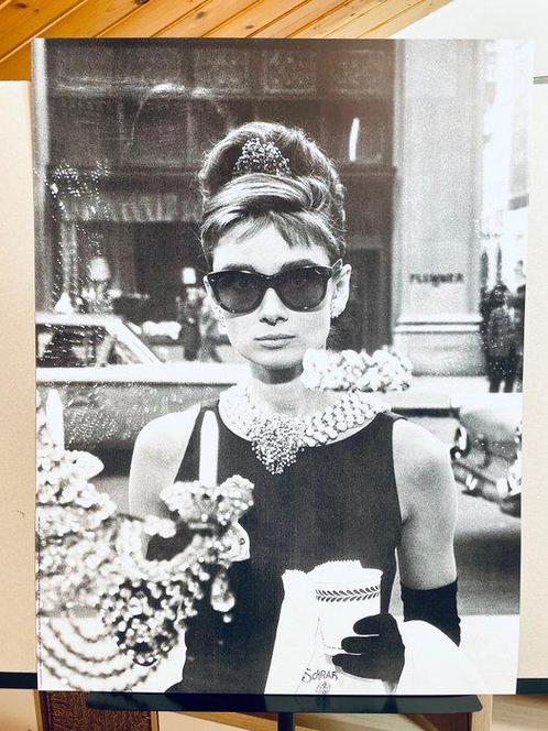 Audry Hepburn - Audrey Hepburn at Breakfast at Tiffanys,, Antiek en Kunst, Kunst | Tekeningen en Foto's