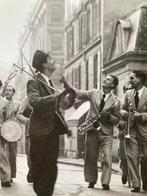 Robert Doisneau (1912–1994) - Parade de Jazzmen, Paris
