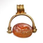 Oud-Grieks Goud, Kornalijn Scaraboid-zegel met stier in