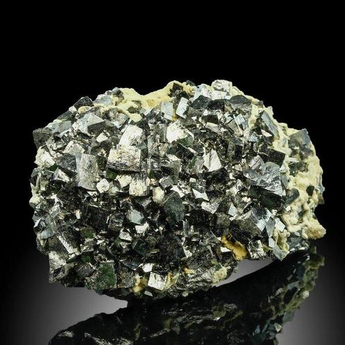 Glanzende arsenopyrietkristallen op matrix – verzamelstuk, Verzamelen, Mineralen en Fossielen
