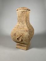 Oud-Chinees Terracotta Hu vaas met polychrome decoratie en