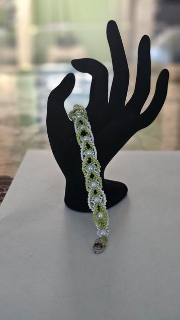 Water Lily – stijlvolle minimalistische armband beschikbaar voor biedingen