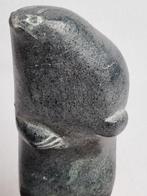 Sculpture en pierre inuit, marmotte stylisée sur socle bois