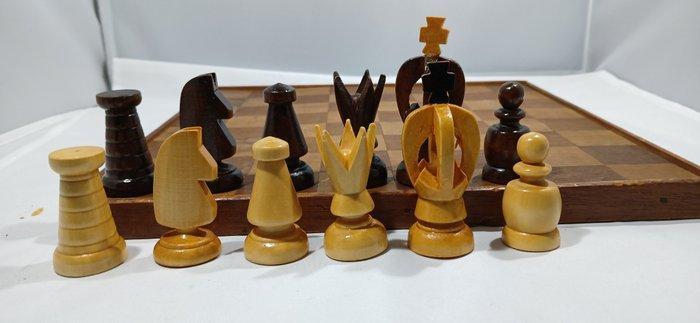 Mid 20th century Latvian design chess set - Schaakspel -, Antiek en Kunst, Curiosa en Brocante