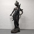 sculptuur, Poserende dame - 191 cm - Brons (gepatineerd)