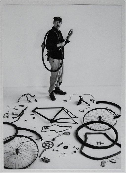 Robert Doisneau (1912–1994) - Jacques Tati and Bicycle in, Antiek en Kunst, Kunst | Designobjecten