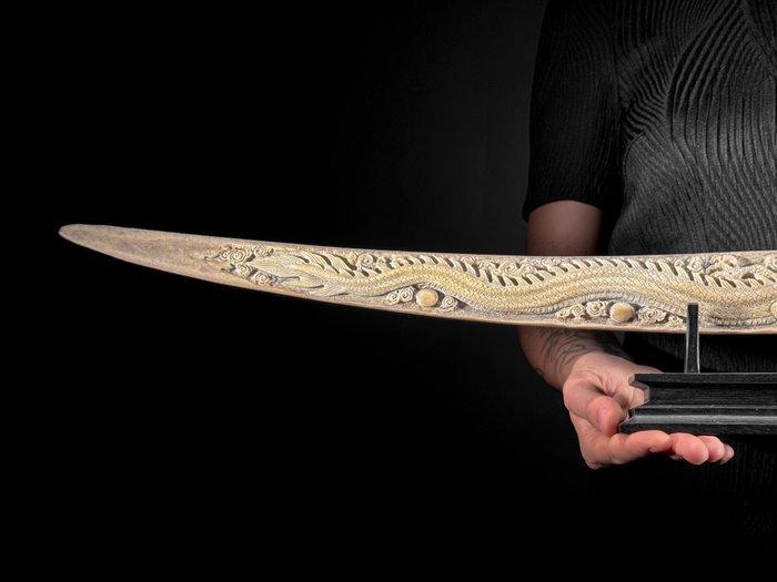 Geen minimumprijs - Fijn gesneden, gepatineerde zwaardvis op, Antiek en Kunst, Kunst | Niet-Westerse kunst
